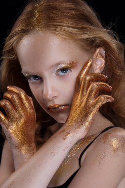 Şirin Kızıl saçlı genç model parlak makyaj ve renkli parlak ve onun yüz ve vücut üzerinde parıldıyor ile.