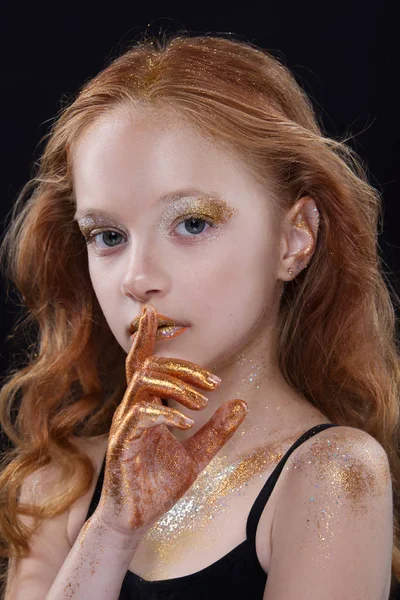 Linda pelirroja modelo adolescente con maquillaje brillante y brillo de colores y destellos en su cara y cuerpo . —  Fotos de Stock