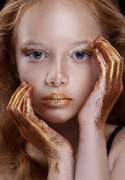 Linda pelirroja modelo adolescente con maquillaje brillante y brillo de colores y destellos en su cara y cuerpo . — Foto de Stock