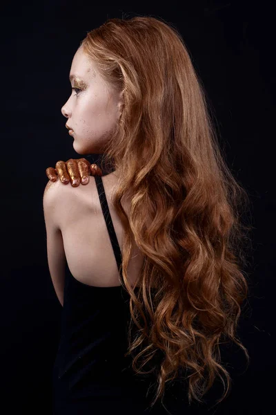 Söt rödhårig teenage modell med ljus makeup och färgglada glitter och gnistrar på hennes ansikte och kropp. — Stockfoto