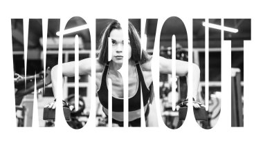 Bikini fitness kız dumbell ile çalışma dışarı. Sporcu kadın spor salonunda egzersiz yapmak. Motivasyon işareti.