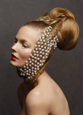 Yaratıcı moda saç modeli olan kadın Güzellik Portresi.