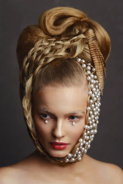 Fiatal nő, kreatív módon frizura szépség portréja. — Stock Fotó