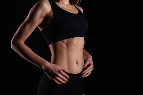 Sexy lichaam van jonge aantrekkelijke atletische meisje. Gespierde vrouw op zwarte achtergrond. — Stockfoto