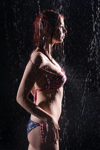Molhado jovem sexy mulher no maiô no aqua estúdio sob o água gotas . — Fotografia de Stock