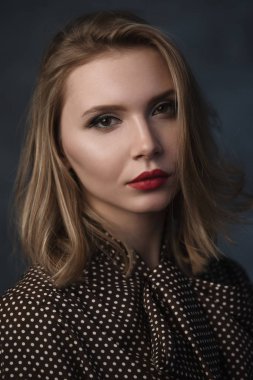 Güzel bir rüya gibi kızın dramatik stüdyo portre. Yumuşak vintage tonlama.