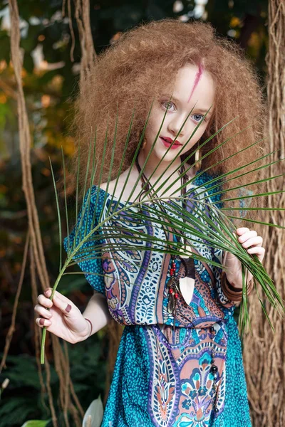 Een mooi klein meisje draagt inheemse kostuum in de jungle of regenwoud. — Stockfoto