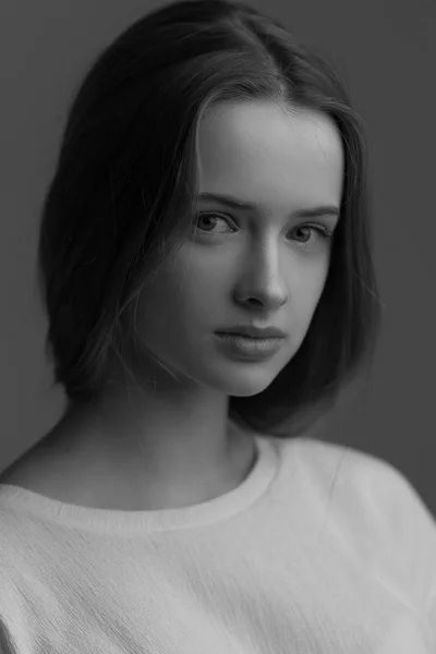 Dramatic studio portrait of a beautiful dreamy girl. Monochrome image. — Stock Photo, Image