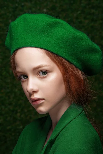 Fashion studio portret Ładna dziewczynka rude Noszenie zielone ubrania. — Zdjęcie stockowe