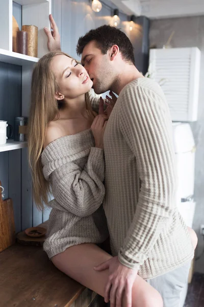 Amante casal na cozinha se divertindo . — Fotografia de Stock