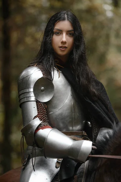 CHAINMAIL ve gizemli bir ormandaki bir binicilik zırh giyen bir kılıç ile bir güzel savaşçı kız