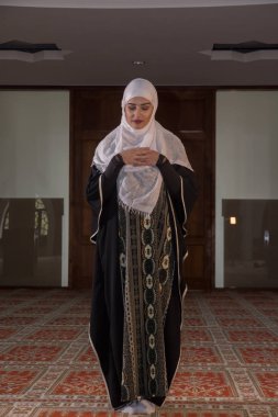 Kız hijab dua ile