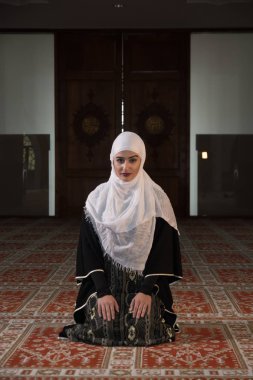 Kız hijab dua ile