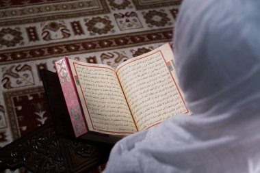 Müslüman kadın camide kuran okuma