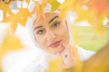 Hijab poz ile Beutiful kız 