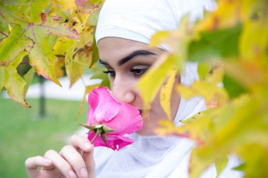 Hijab poz ile Beutiful kız 