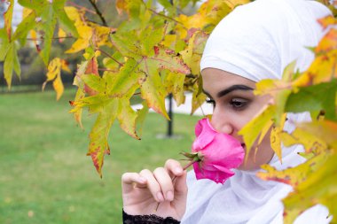 Hijab poz ile Beutiful kız 