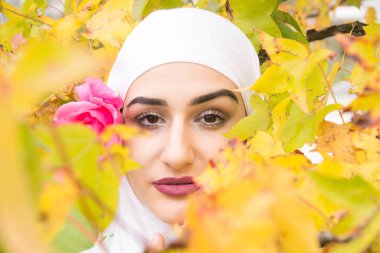 Hijab poz ile Beutiful kız 