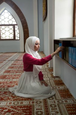 Kur'an okuma ve dua hijab kız