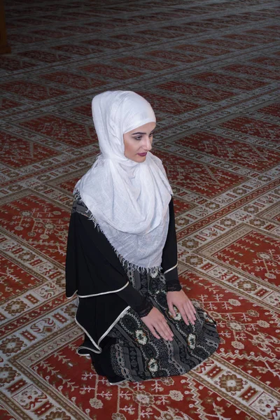 Chica con hiyab rezando — Foto de Stock