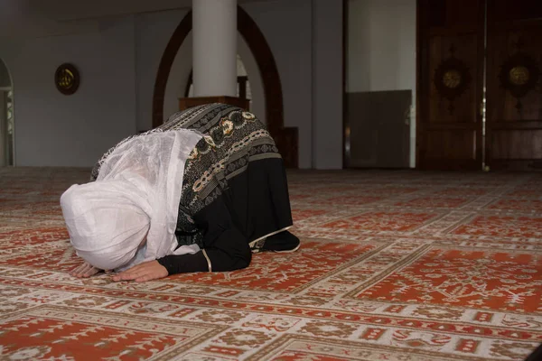 Menina com hijab orando — Fotografia de Stock