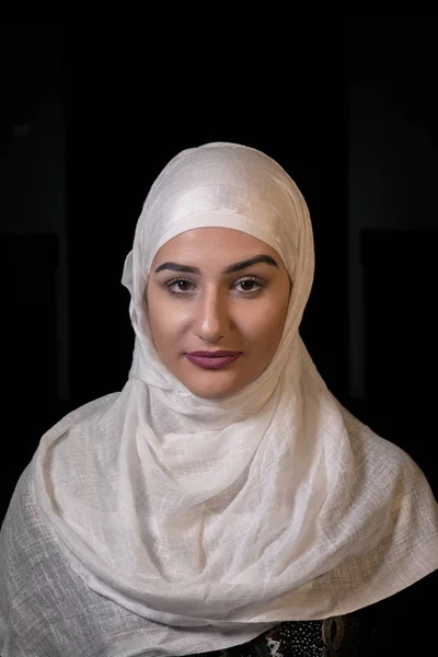 Meisje met hijab bidden — Stockfoto