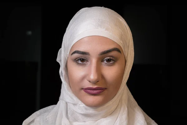 Flicka med hijab be — Stockfoto