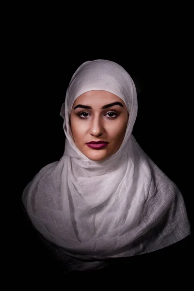 Flicka med hijab be — Stockfoto