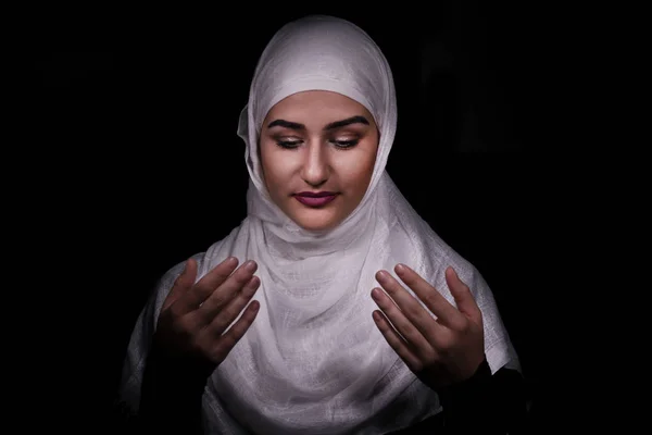 Flicka med hijab be — Stockfoto