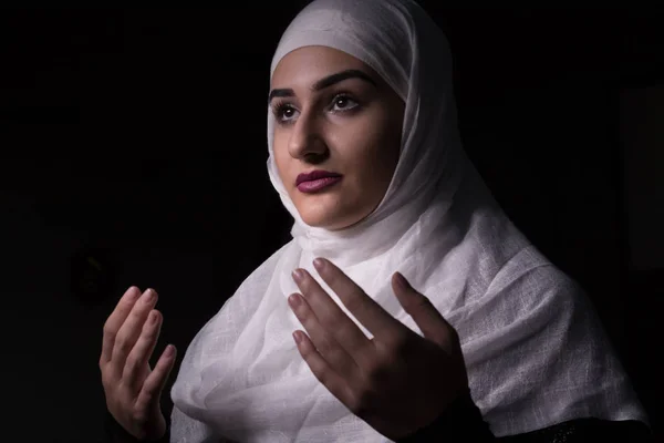 Meisje met hijab bidden — Stockfoto