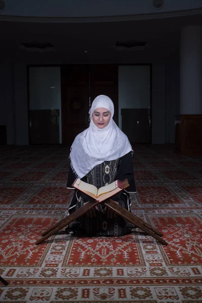 Mulher muçulmana lendo Alcorão na mesquita — Fotografia de Stock