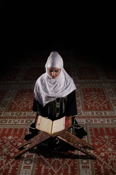 Muslimsk kvinna läsa Koranen i moskén — Stockfoto