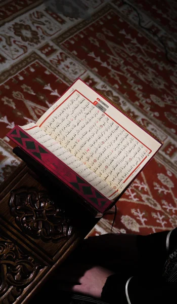 Mujer musulmana leyendo el Corán en la mezquita — Foto de Stock