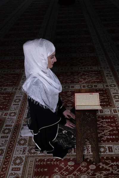 Mujer musulmana leyendo el Corán en la mezquita — Foto de Stock