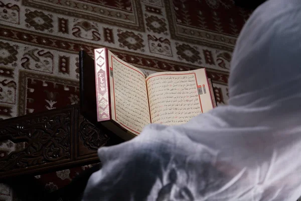 Muslim woman reading koran in mosque — Stock Photo, Image