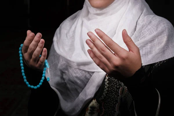 Gadis cantik dengan hijab berdoa — Stok Foto