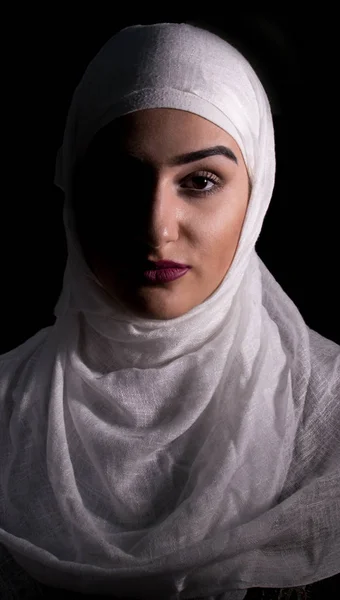 Beutiful flicka med hijab be — Stockfoto