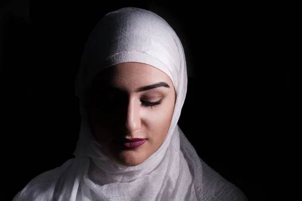 Beutiful flicka med hijab be — Stockfoto