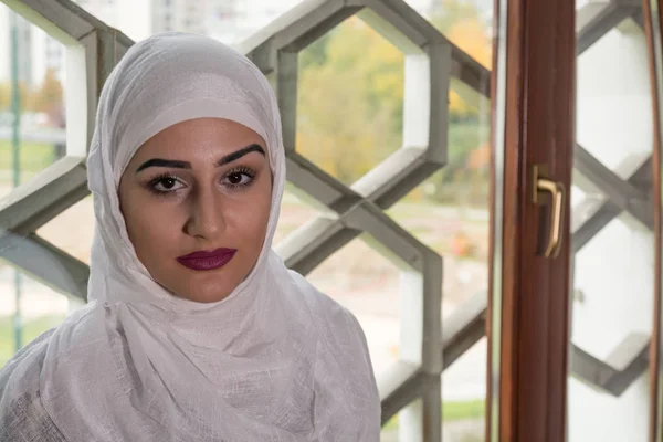 Beutiful girl with hijab praying — Stock Photo, Image