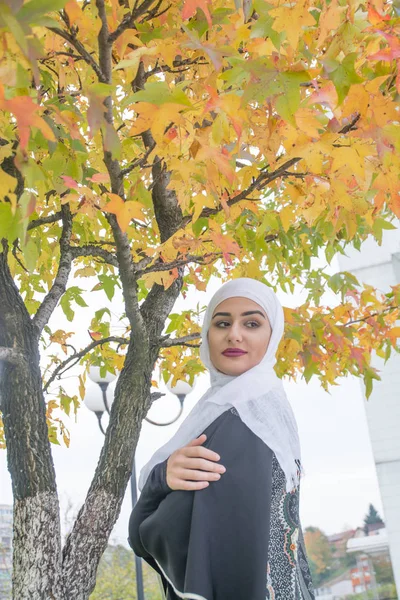 Beutiful meisje met hijab poseren — Stockfoto