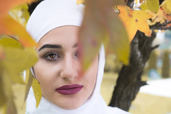 Beutiful flicka med hijab poserar — Stockfoto