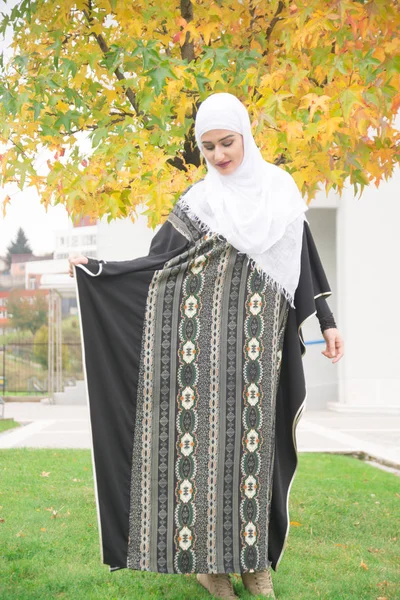 Hijab poz ile Beutiful kız