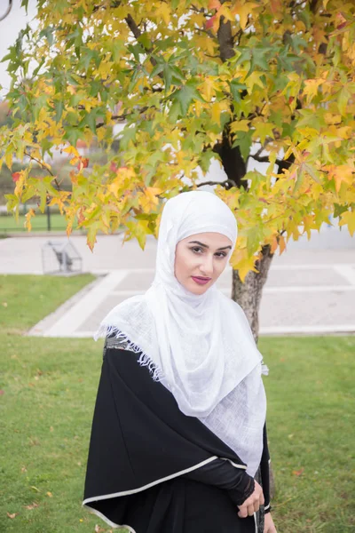 Beutiful flicka med hijab poserar — Stockfoto