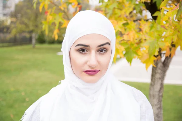 Krásná dívka s hidžáb pózuje — Stock fotografie