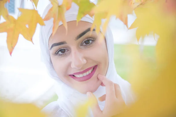 Krásná dívka s hidžáb pózuje — Stock fotografie