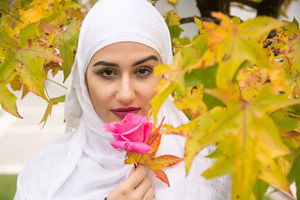 Hijab poz ile Beutiful kız 