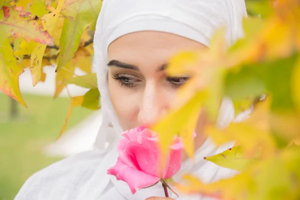 Hijab poz ile Beutiful kız 