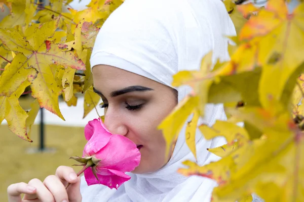 Hijab poz ile Beutiful kız 