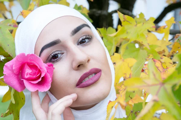 Beutiful meisje met hijab poseren — Stockfoto