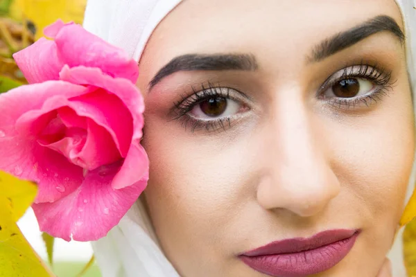 Hijab poz ile Beutiful kız 
